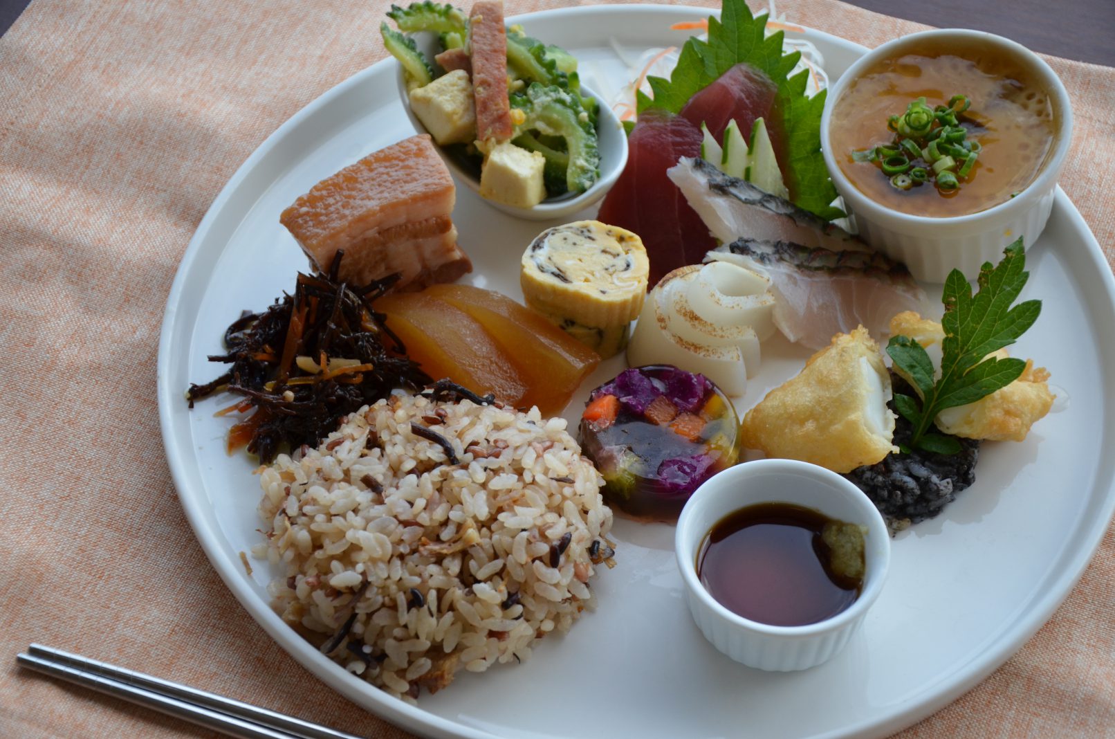 稲作発祥地にちなんだ古代米プレート